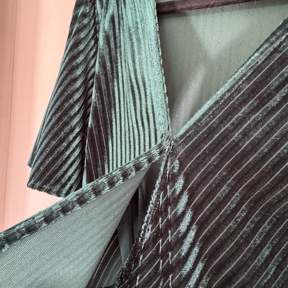 Simplee Apparel Green Flutter Sleeve Wrap Dress - Picture 13 of 13